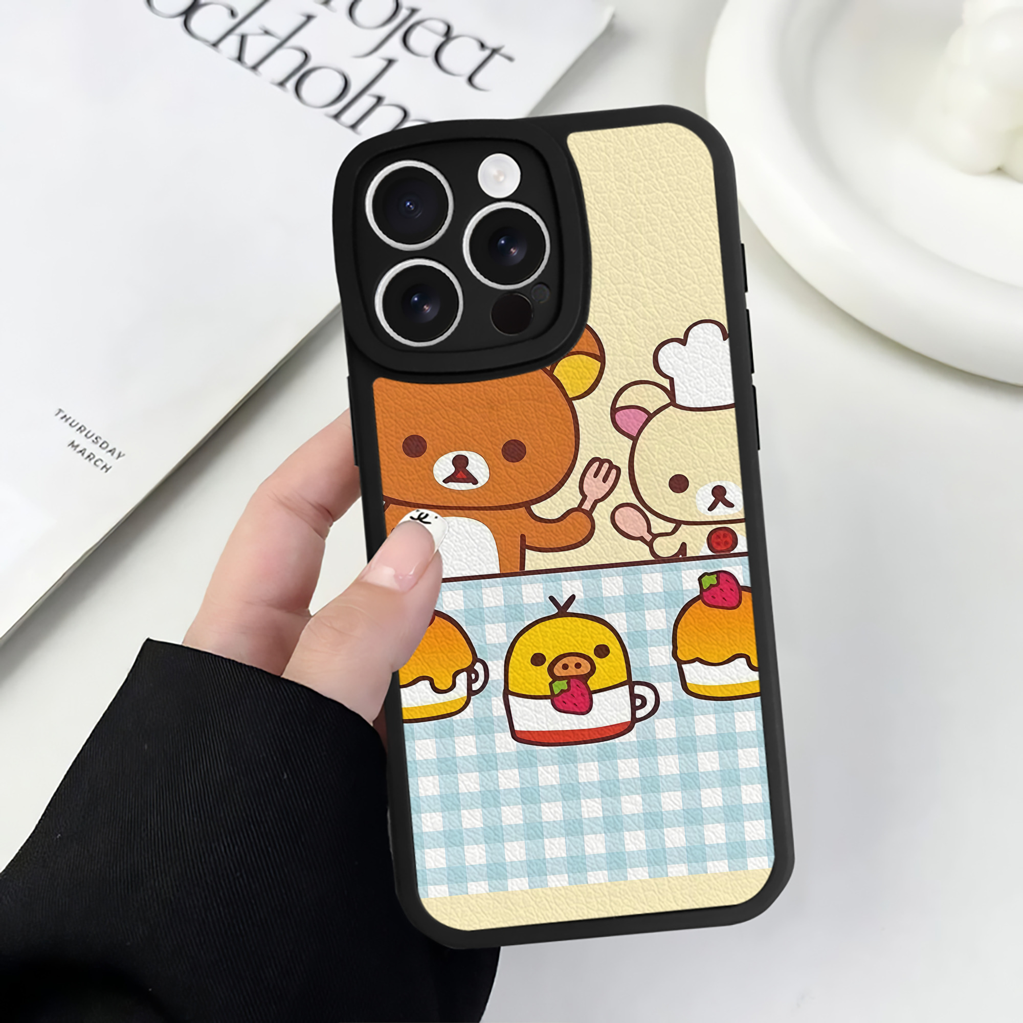 （画像用） リラックマ リラックマ キイロイトリ Rilakkuma Korilakkuma Kiiroitori 【iPhone 16シリーズ対応】シリコンスマホケース（レザー調） 材質：シリコン